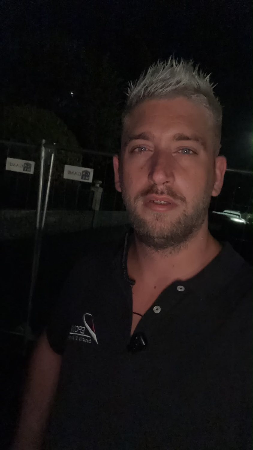 Mr. Phil Love in un look da serata